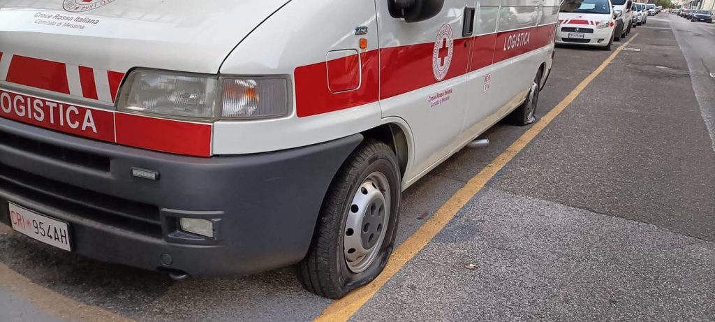 atto vandalico croce rossa messina