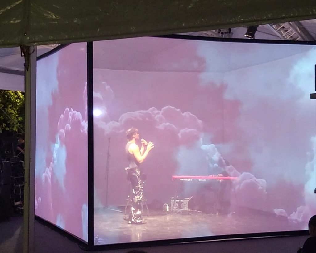bronzi50 cube stage