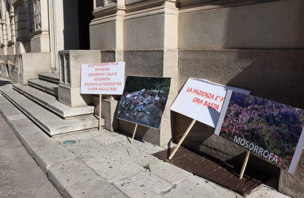 consiglio comunale reggio cal cittadini mosorrofa cartelli