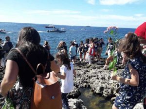 fiori in mare per migranti lampedusa