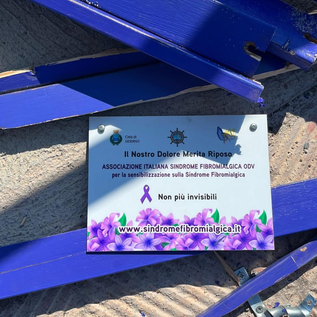 panchina vandalizzata siderno