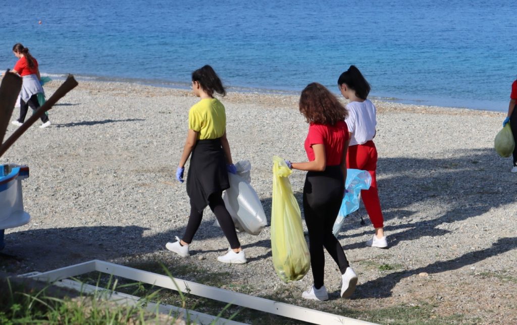 pulizia spiaggia per mediterranea cup