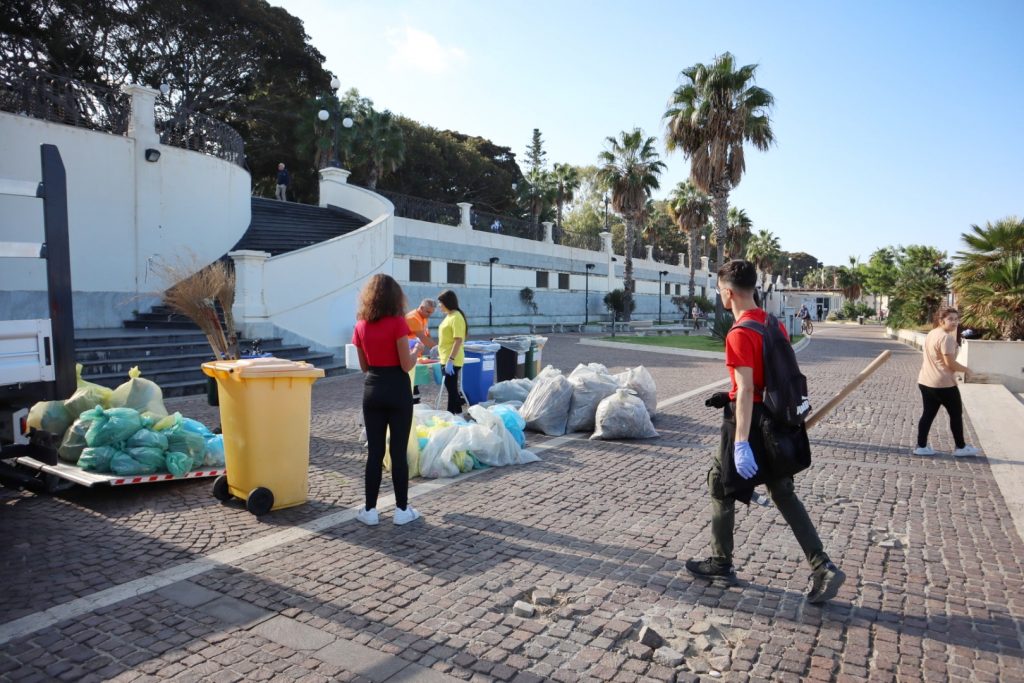 pulizia spiaggia per mediterranea cup