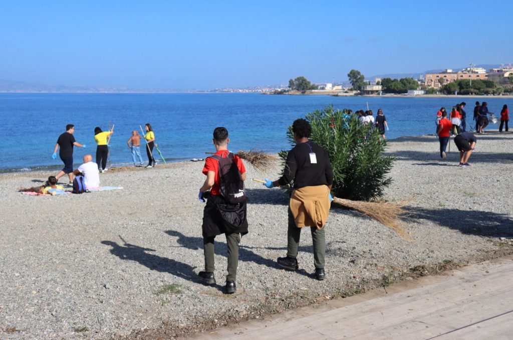 pulizia spiaggia per mediterranea cup