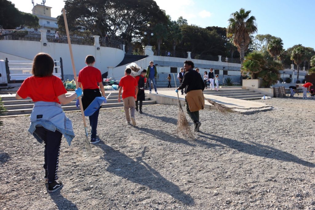 pulizia spiaggia per mediterranea cup