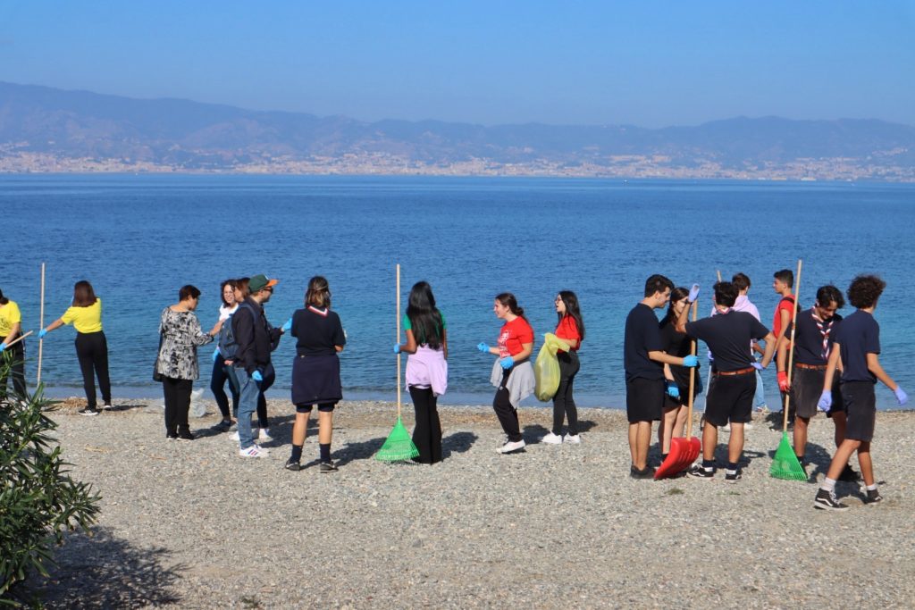 pulizia spiaggia per mediterranea cup