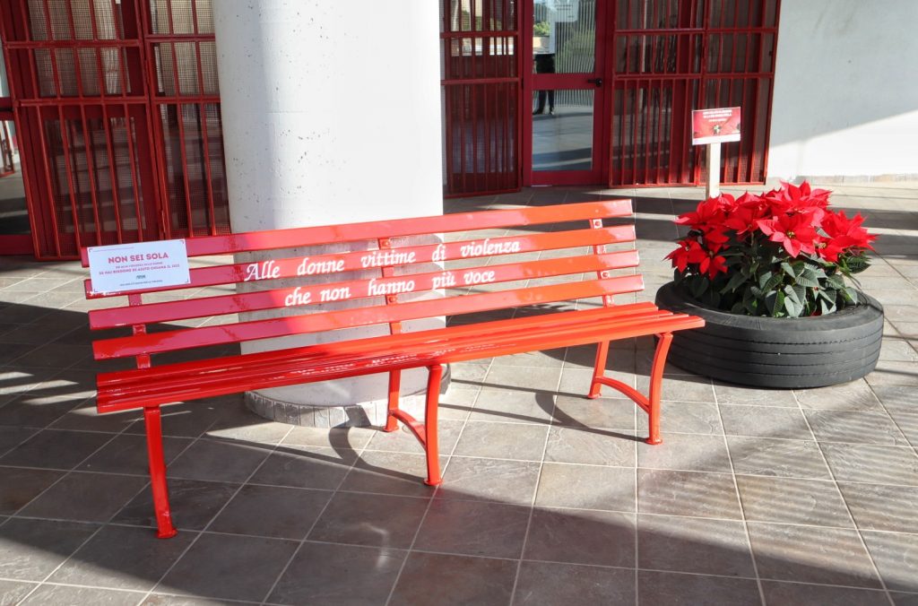 Inaugurazione panchina rossa reggio calabria (6)