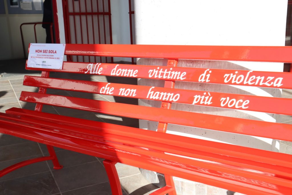 Inaugurazione panchina rossa reggio calabria (6)