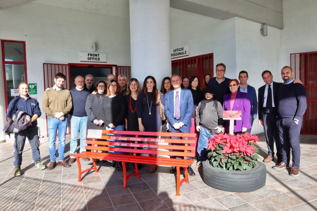 Inaugurazione panchina rossa reggio calabria (6)