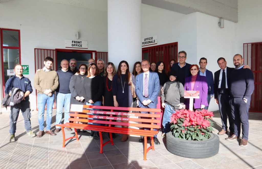 Inaugurazione panchina rossa reggio calabria (6)