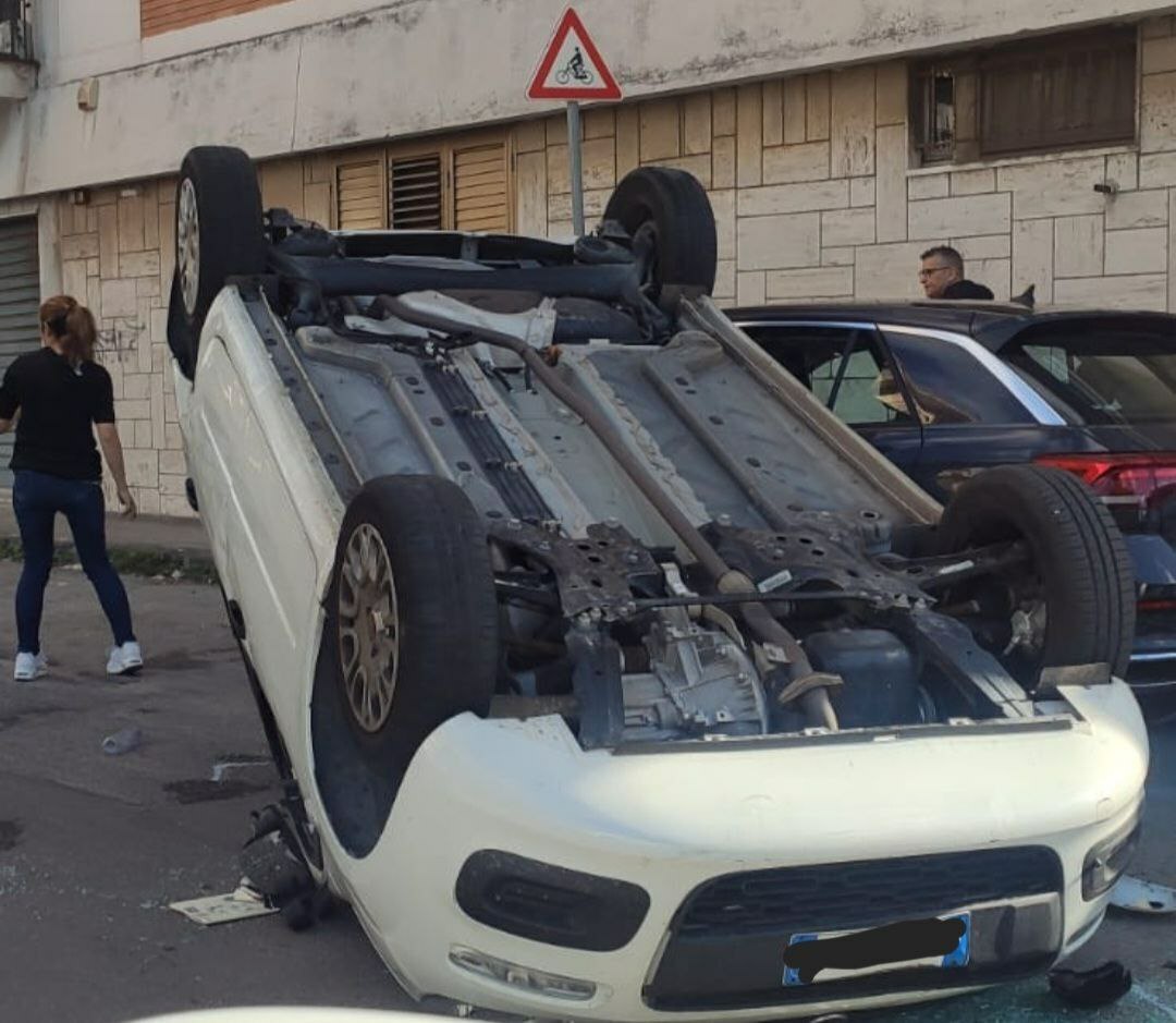 Reggio Calabria, incidente in via Itria: una macchina si ribalta su se ...