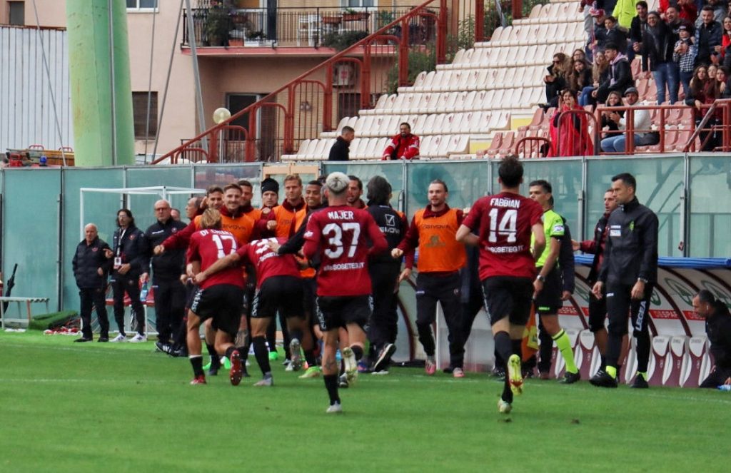 Reggina-Benevento gol esultanza Canotto