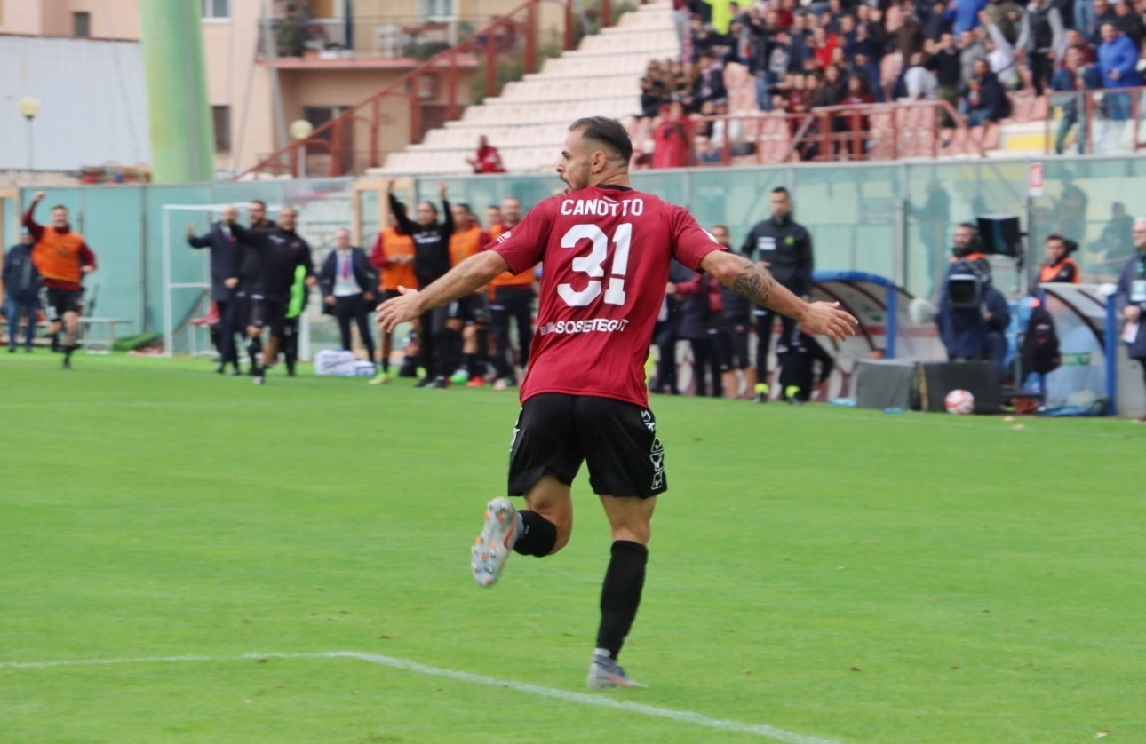 Reggina-Benevento gol esultanza Canotto