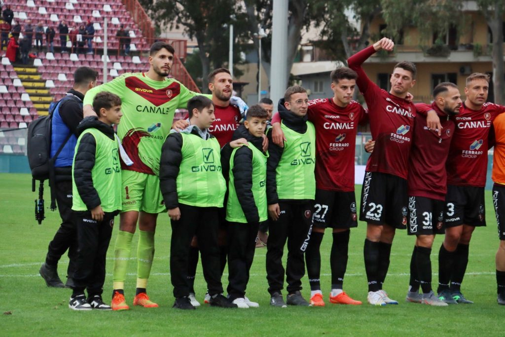 Reggina-Benevento saluto finale squadra Curva