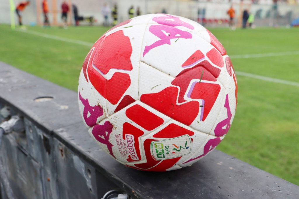 Reggina-Benevento pallone rosso contro la violenza sulle donne