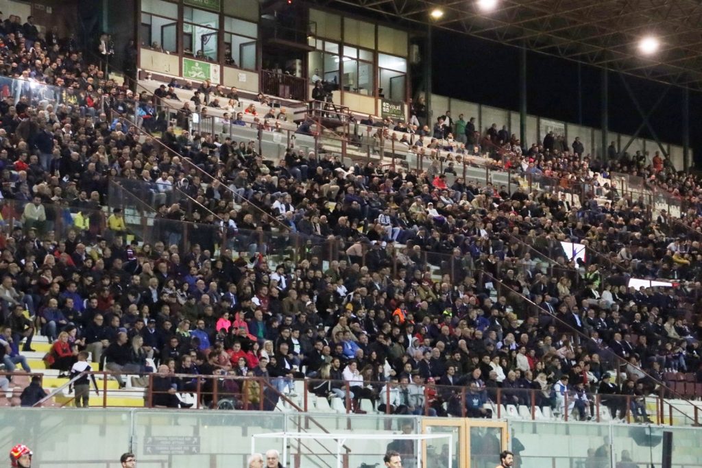 Reggina-Genoa Tribuna coperta tifosi Granillo