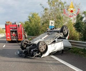 auto ribaltata lamezia