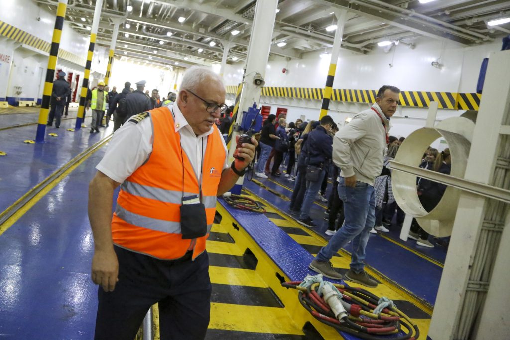 emergenza traghetto nave