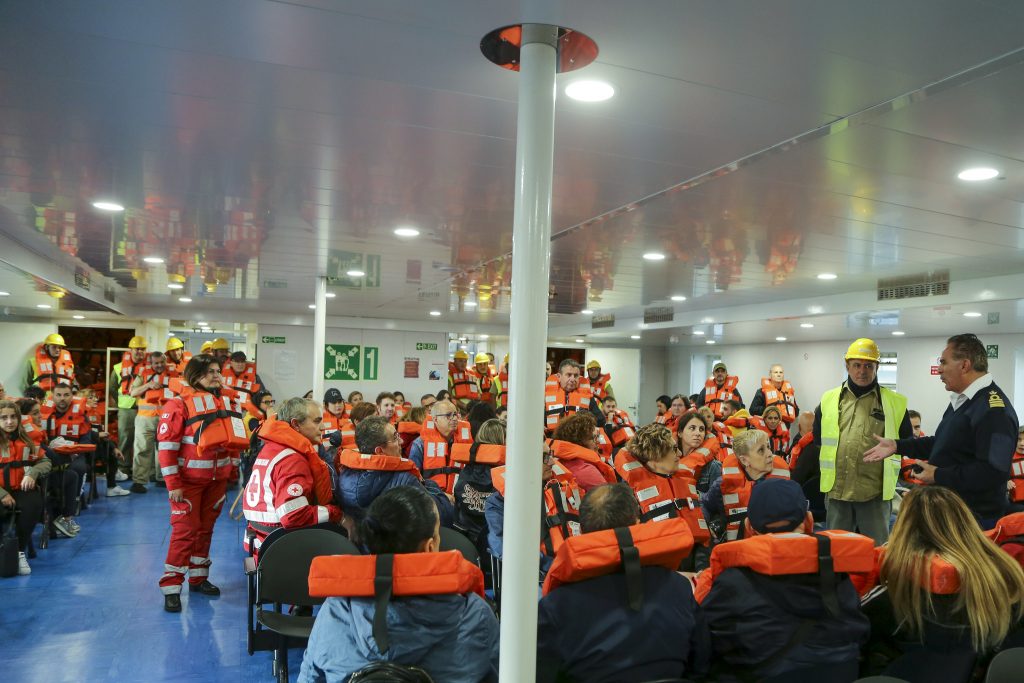 emergenza traghetto nave