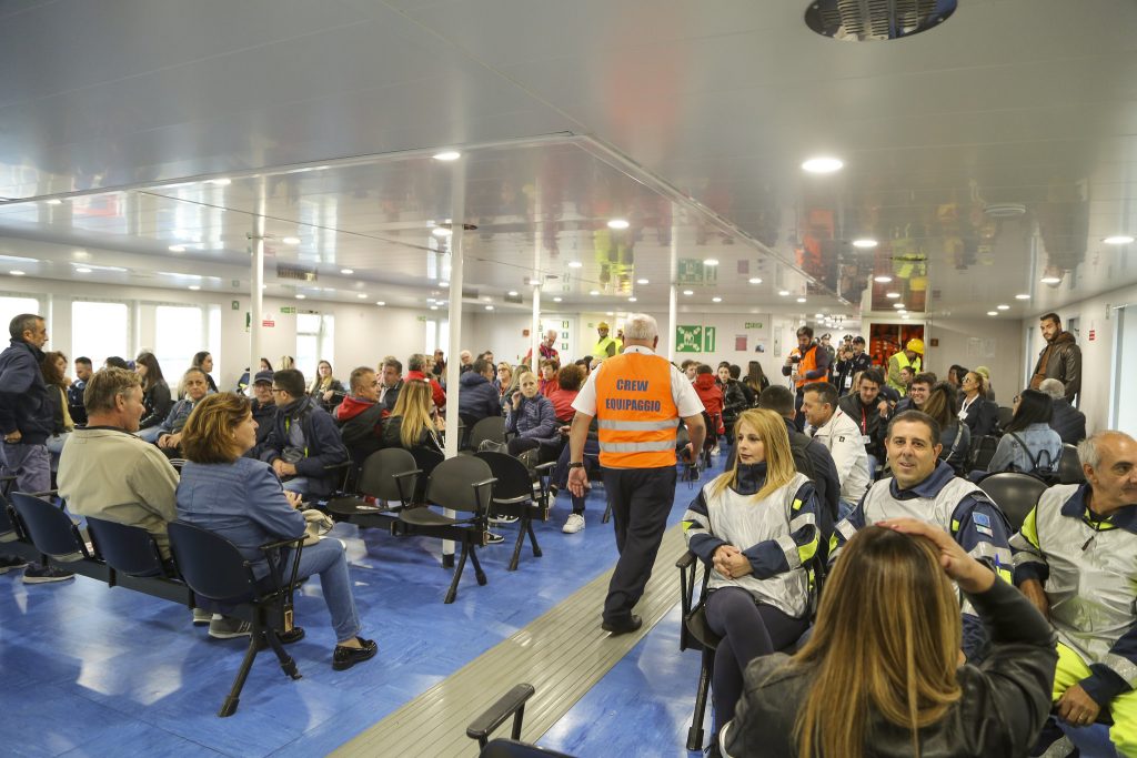 emergenza traghetto nave