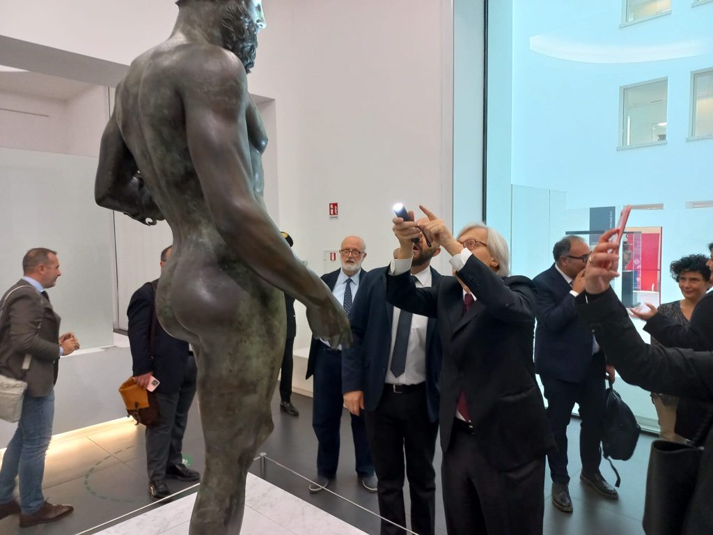 sgarbi visita i bronzi di riace