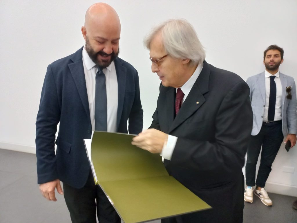 sgarbi visita i bronzi di riace