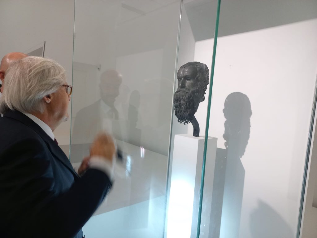 sgarbi visita i bronzi di riace