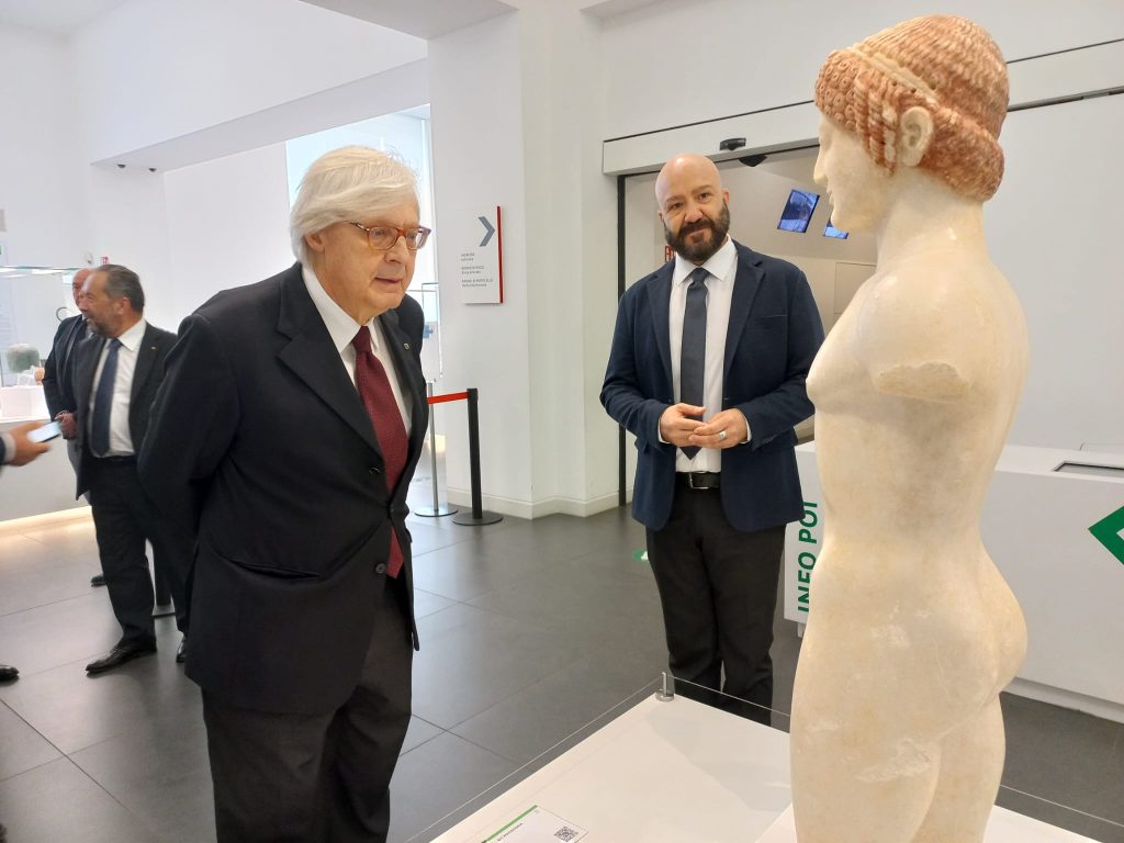 sgarbi visita i bronzi di riace