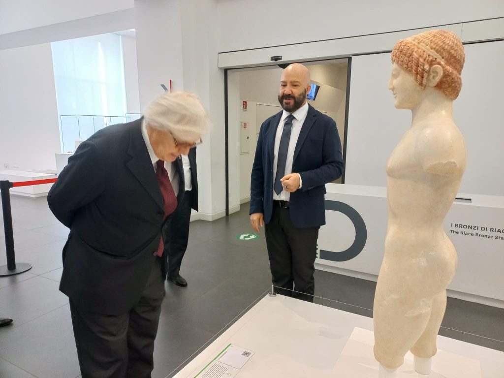 sgarbi visita i bronzi di riace