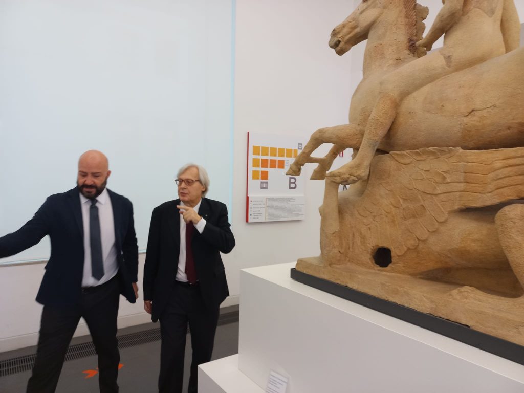 sgarbi visita i bronzi di riace