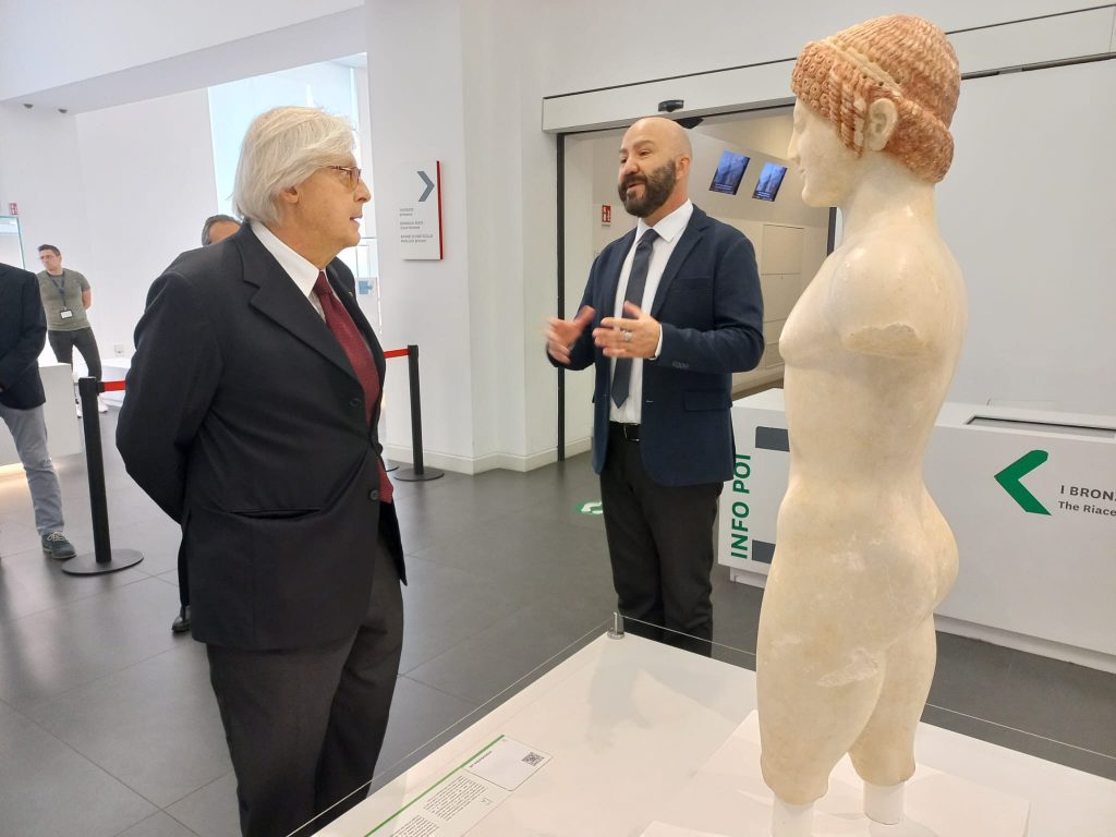 sgarbi visita i bronzi di riace