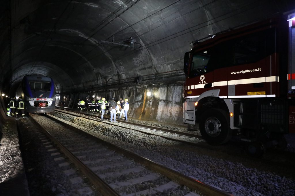 treno galleria incidente traffico stop bunari ferrovia