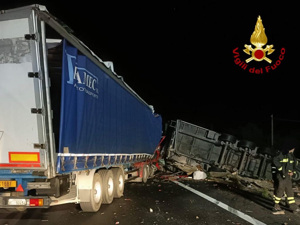 messina incendio autostrada notte