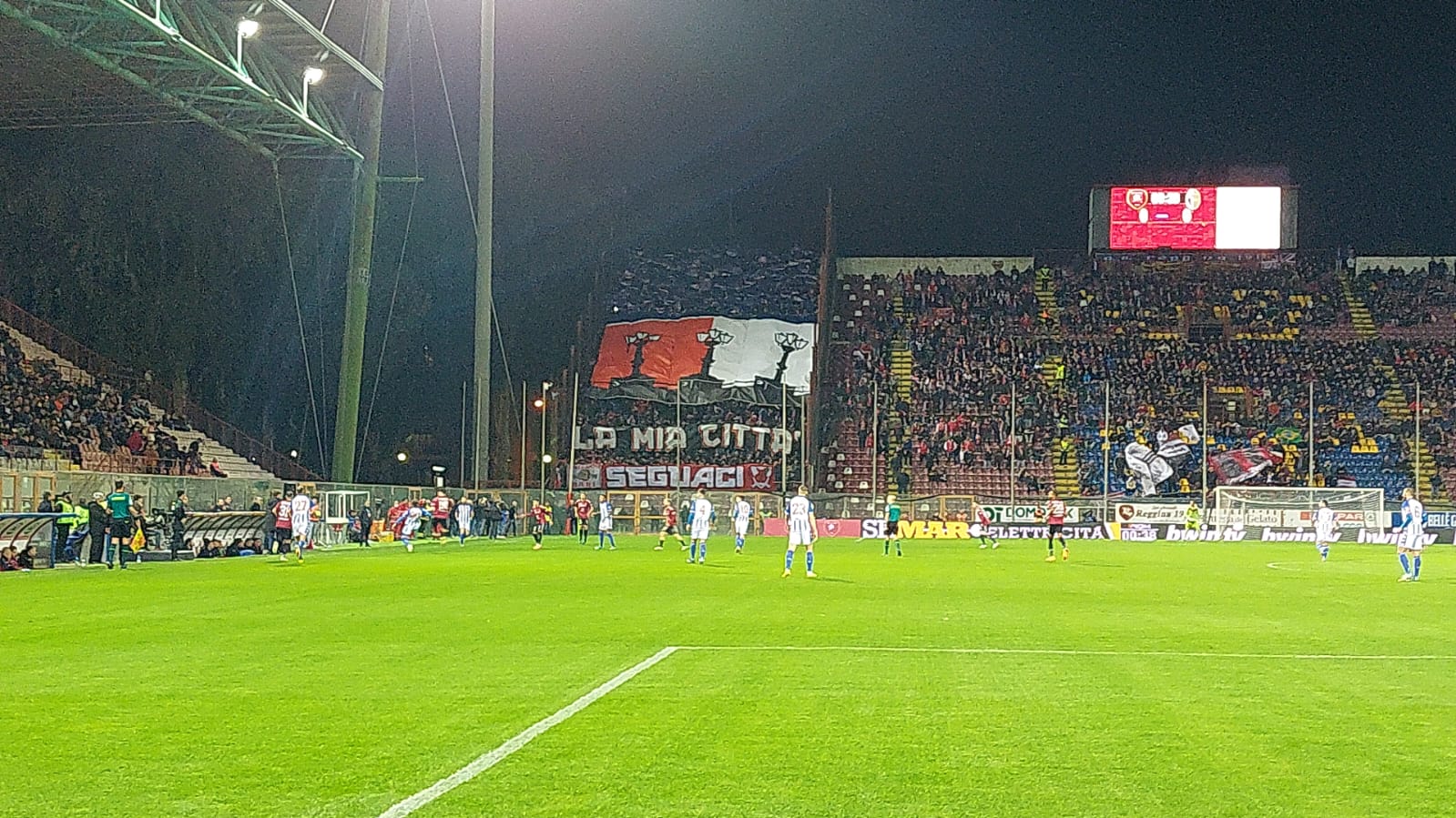 Coreografia Reggina-Bari tifosi ospiti Granillo