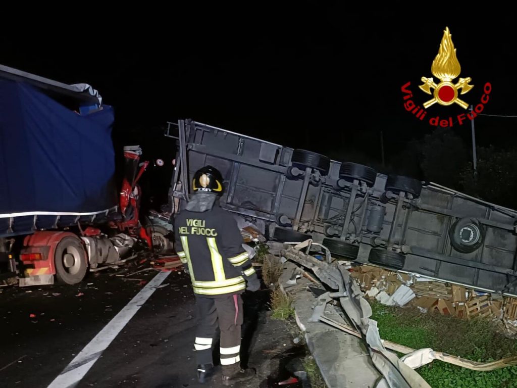 messina incendio autostrada notte
