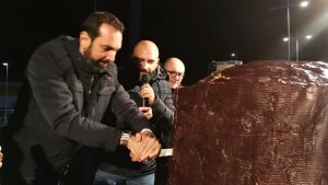 Il momento dell'energico taglio al Panettone