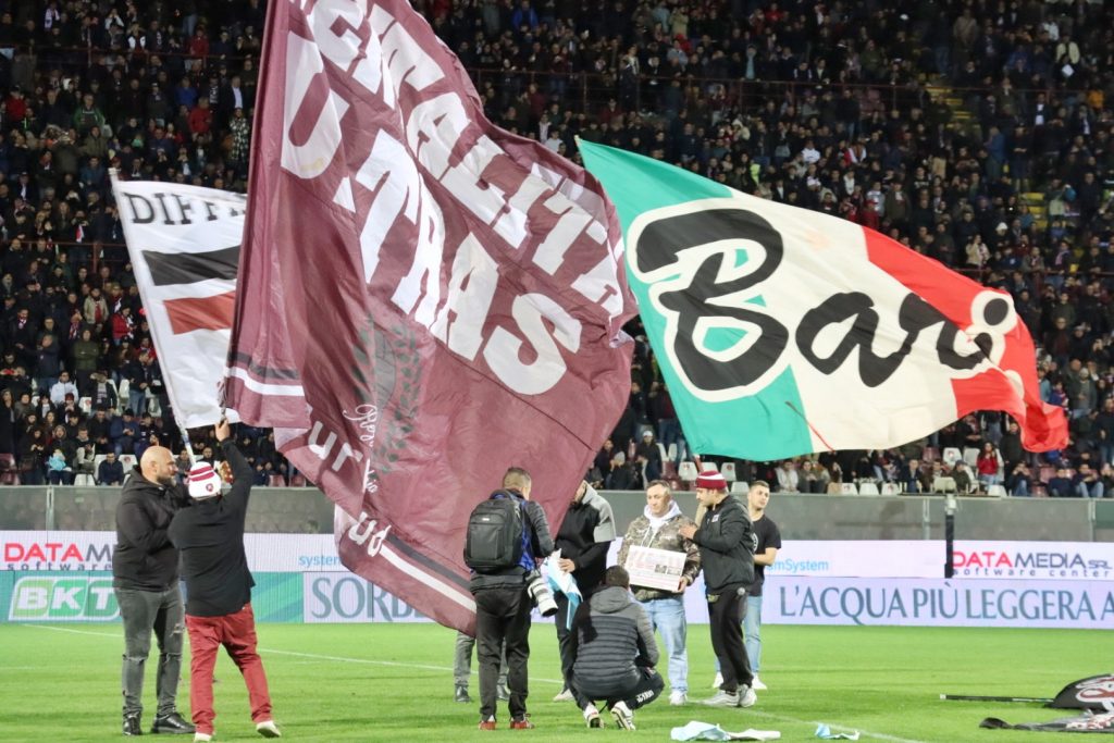 Reggina-Bari gemellaggio ultras in campo all'intervallo