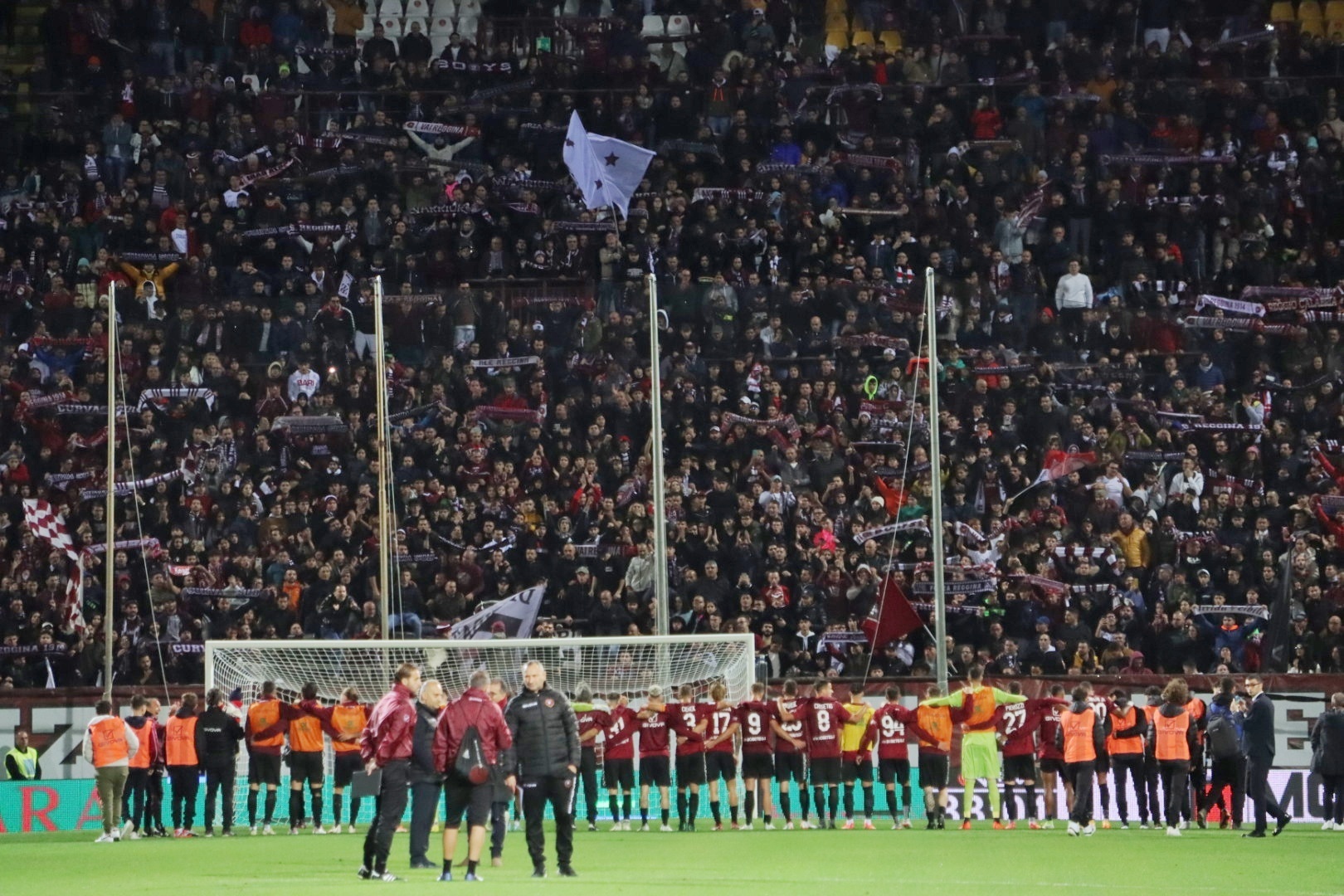 Reggina-Bari coro finale squadra e curva sud granillo