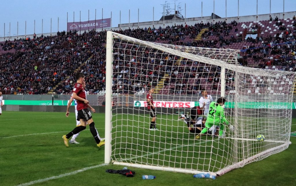 Reggina-Frosinone gol Liotti annullato