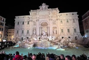 fontana di trevi di notte