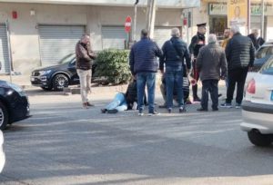 incidente viale calabria pedone per terra