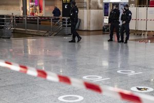 6 persone accoltellate a Parigi