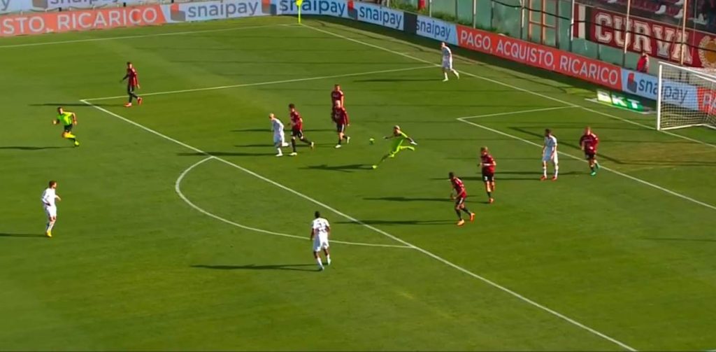 Altra occasione in cui Contini verticalizza immediatamente, lanciando Rivas a tu per tu col portiere
