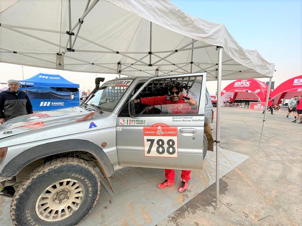 Antonio Ricciari con la sua auto alla Dakar 2023