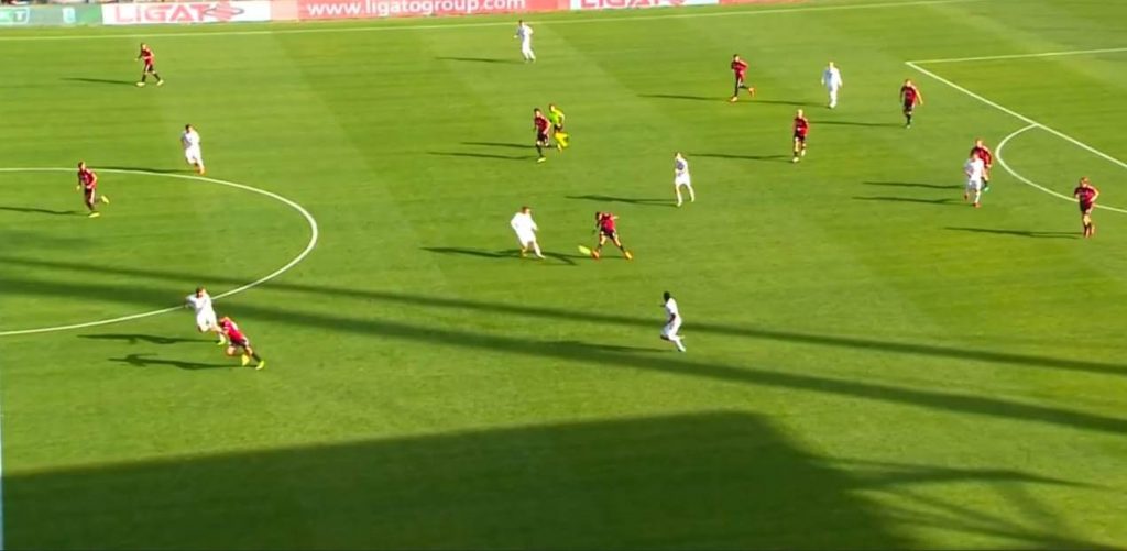 Con un solo tocco, di controbalzo, Hernani verticalizza per Rivas