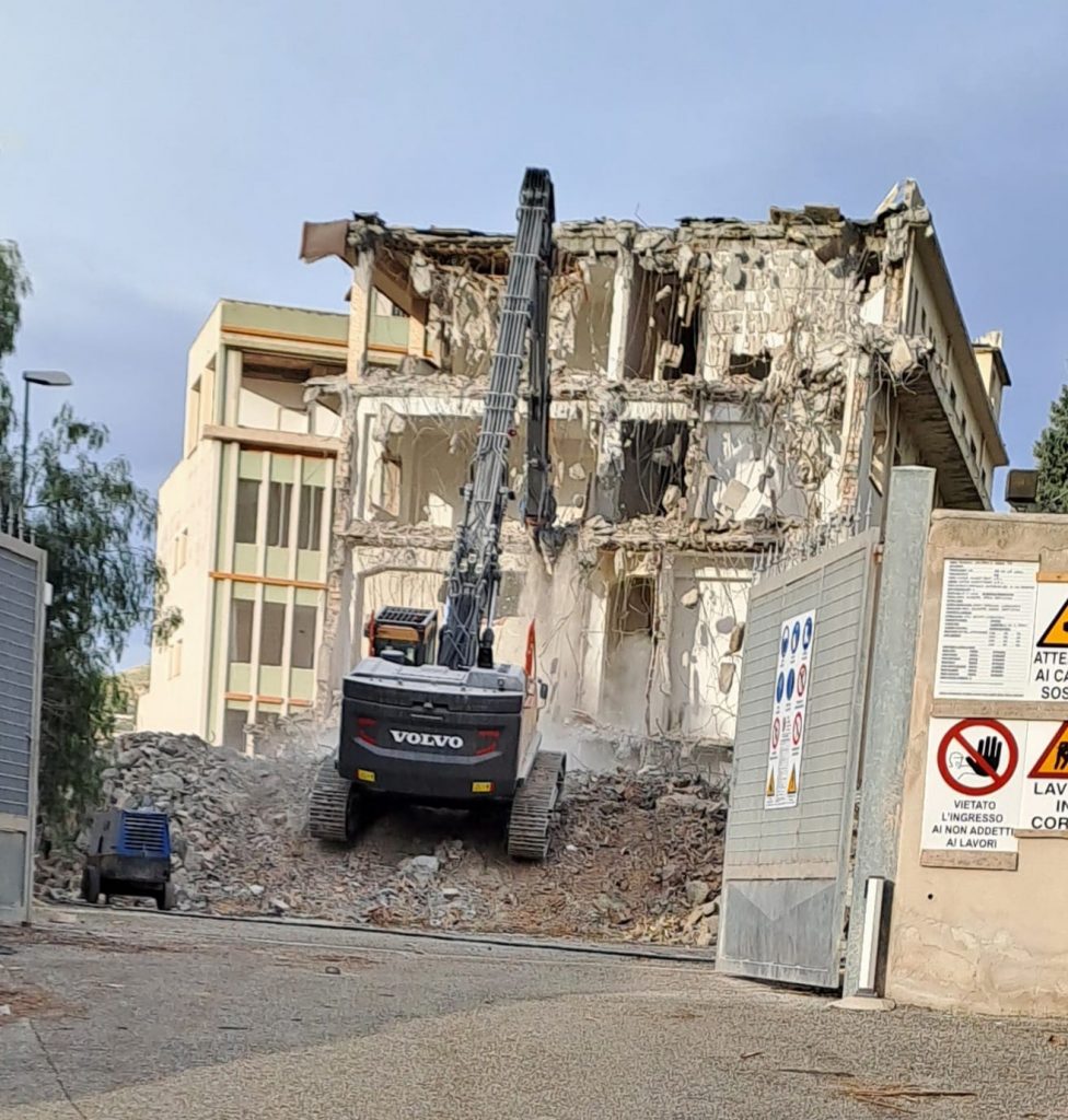 Demolizione ex stabilimento Caffè Mauro (1)