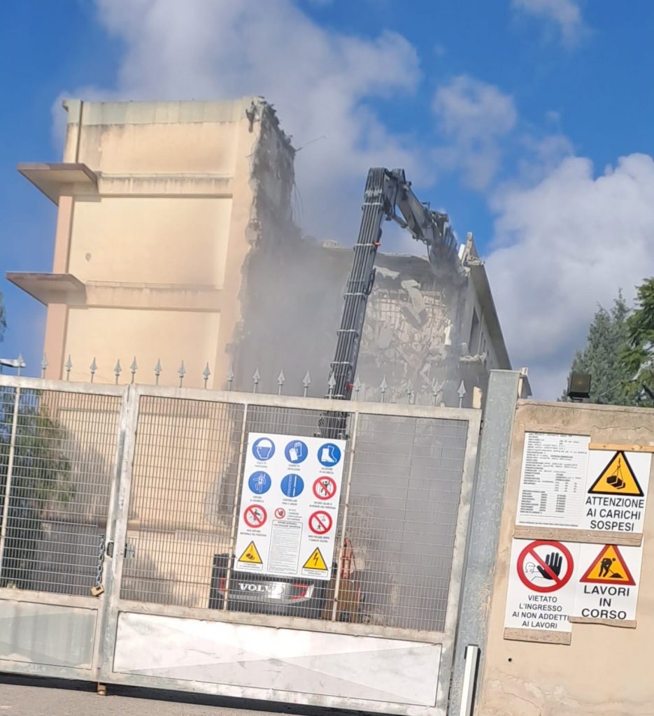 Demolizione ex stabilimento Caffè Mauro (1)