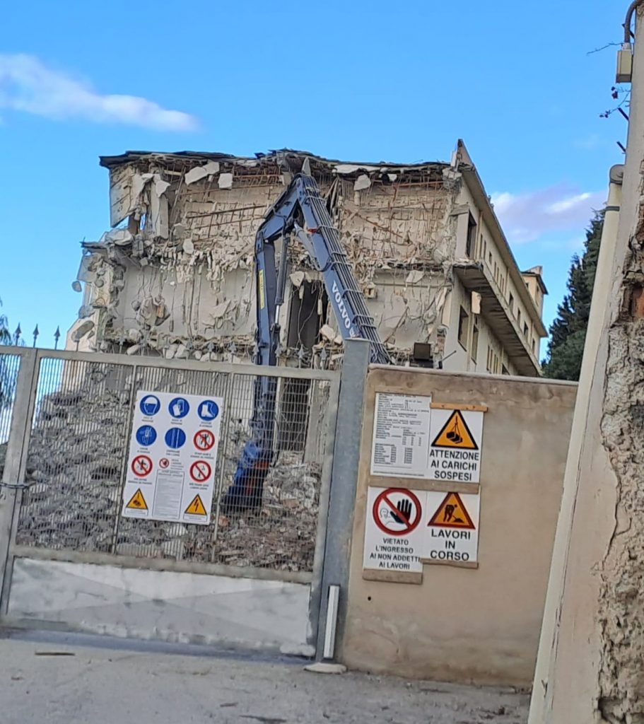 Demolizione ex stabilimento Caffè Mauro (1)