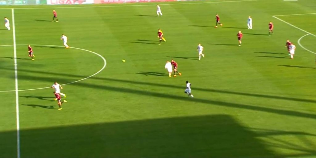 Il lancio di Hernani è perfetto, Rivas è già partito, ha campo e può sfruttare la sua velocità