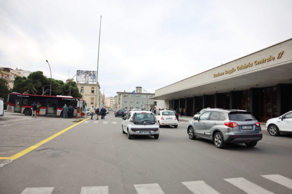 Lavori scavi Piazza Garibaldi area recintata cambia capolinea Atam